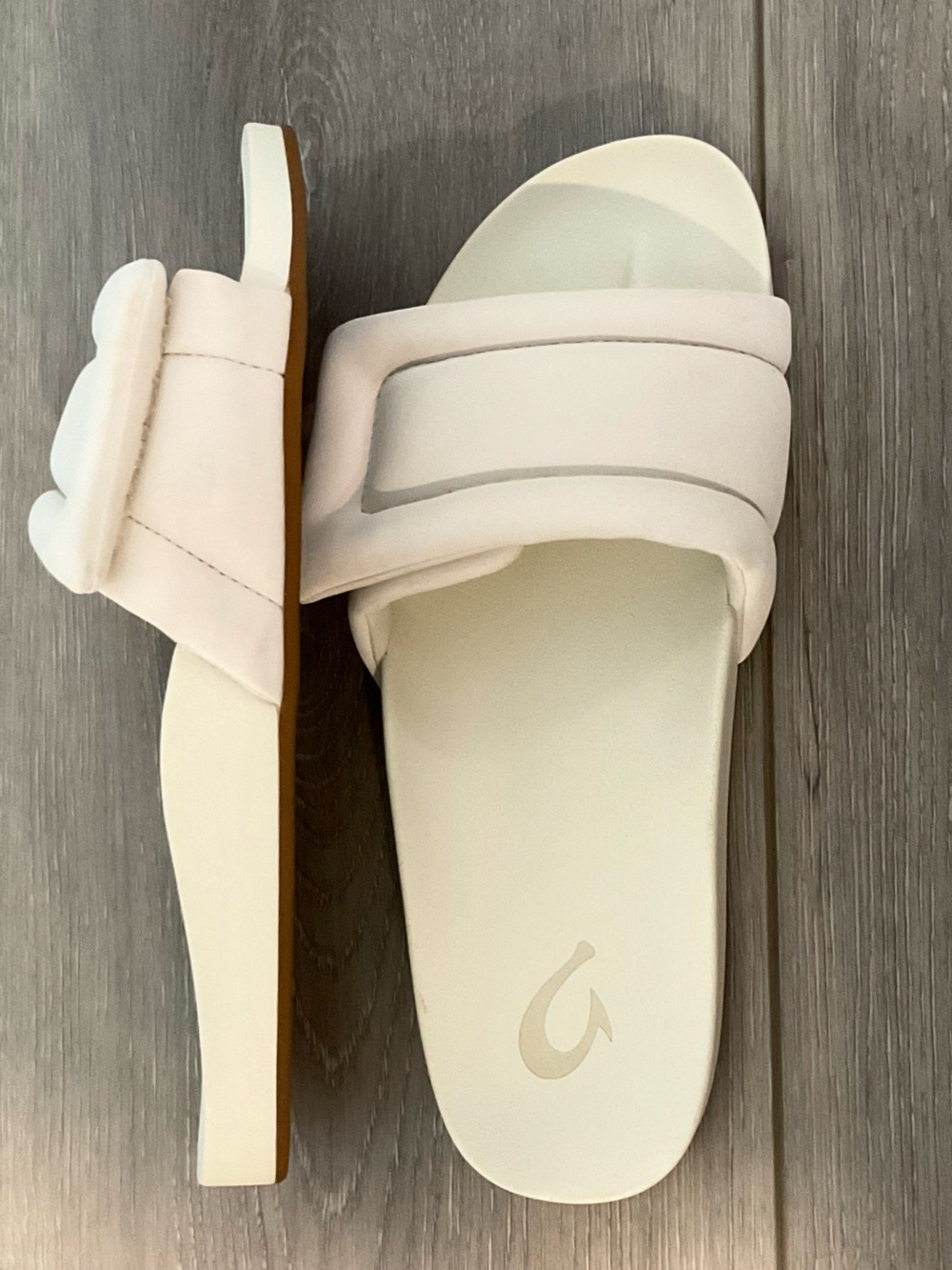 OluKai Sunbeam Slide Sandal Off White Size 8 LIKE NEW CONDITION